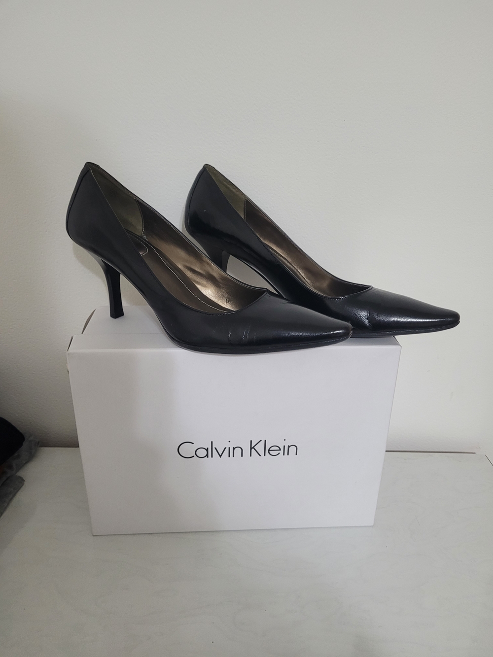 Calvin Klein Black Pointed-Toe Stiletto Pumps Size 7.5 M Comfort 3 Inch Heels